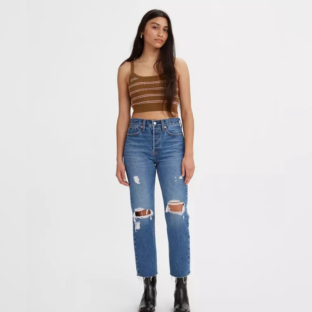 Levi’s Premium Wedgie Straight Medium Wash Distressed Size 23
